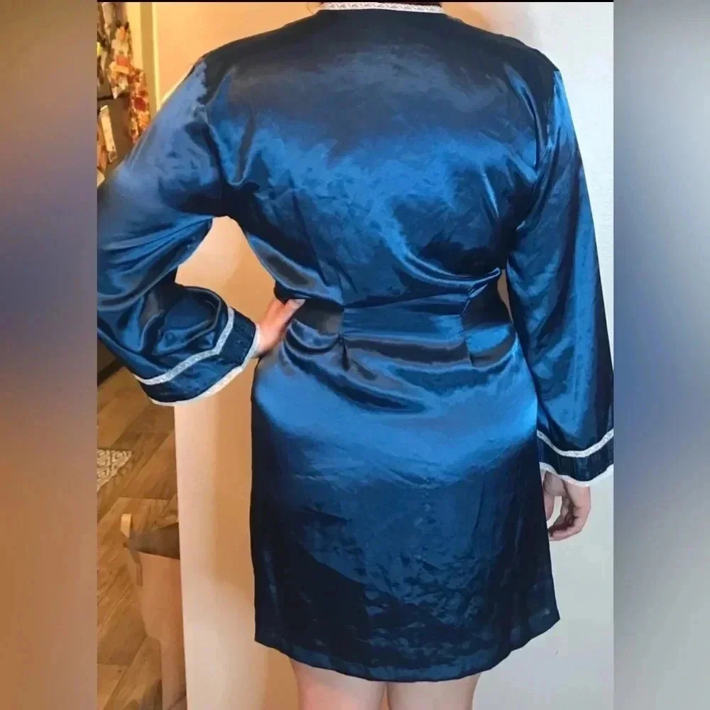 Jones New York Satin Wrap Robe Size Large/ XL Blue